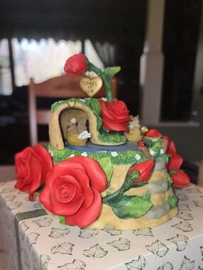 Charming Tails Tunnel of Love Musicbox